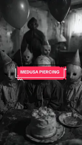 Médusa Time ❤️🔥 Aujourd’hui, ma cliente a eu droit à son nouveau super-pouvoir : un piercing Medusa tout frais, tout beau, serti d’un bijou en titane qui brille plus que le soleil ✨☀️ Merci à elle pour sa confiance 🙏 et son courage (parce que oui, ça pique un peu, mais ça vaut le coup 👌)