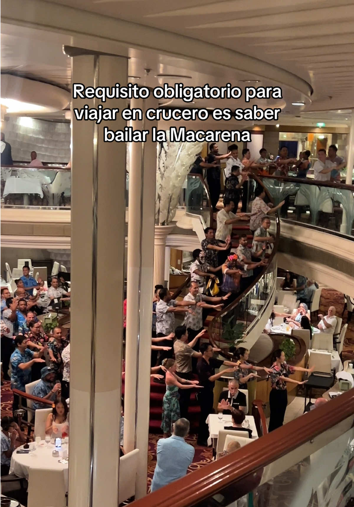Requisito obligatorio para viajar en crucero es saber bailar la Macarena. #macarena #cruceros #viajando #royalcaribbean #rhapsodyoftheseas 