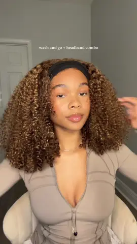 ombre highlight curly wig from @CurlyMe Hair 🎀 #kinkycurly #highlightwig #curlymehair #fypage #gluelesswig 