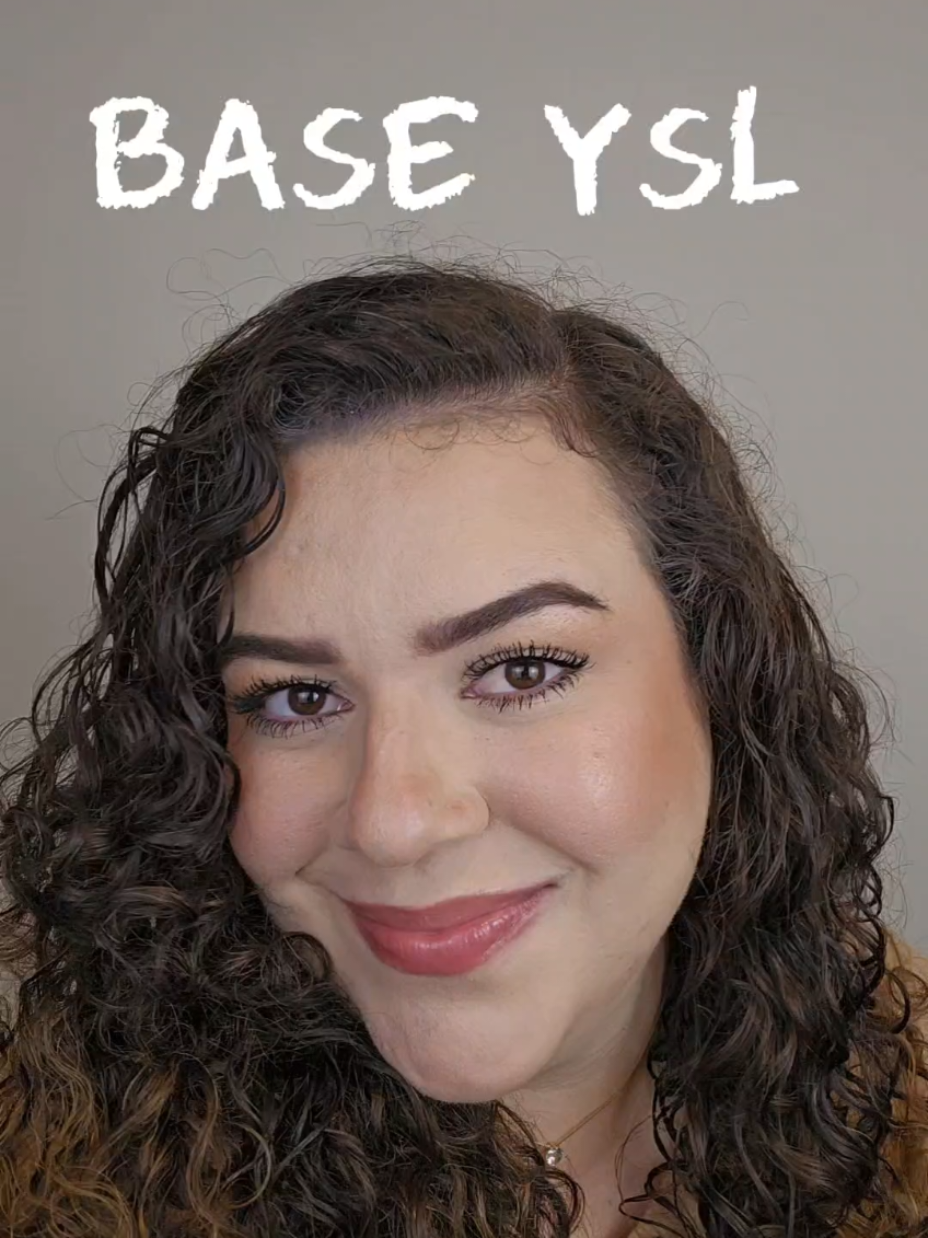 Hoje estou meeeeetida! Testei a base da MATTE da YSL 🤌🏼✨️ simplesmente uma base matte com acabamento luminoso. Um luxo!  Ela promete durar 24H enquanto trata a pele. Acredita que 77% da fórmula é enriquecida com ingredientes de Skincare? ÉEEEEEE GAAAATA! Além de ser resistende à água e transferência, proteção solar 39. Um luxo!  @SAINT LAURENT @Sephora Brasil  #peleoleosa  #base  #makeup   #maquiagem  #maquiagemtiktok                        