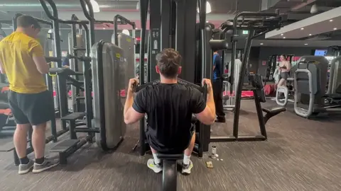 Chasing the V-taper every rep 💪🔥 #gym #backday #lats #workout #GymTok #Fitness #fyp #foryou #aesthetic #bodybuilding #latpulldown #training #GymLife #muscle #progress 