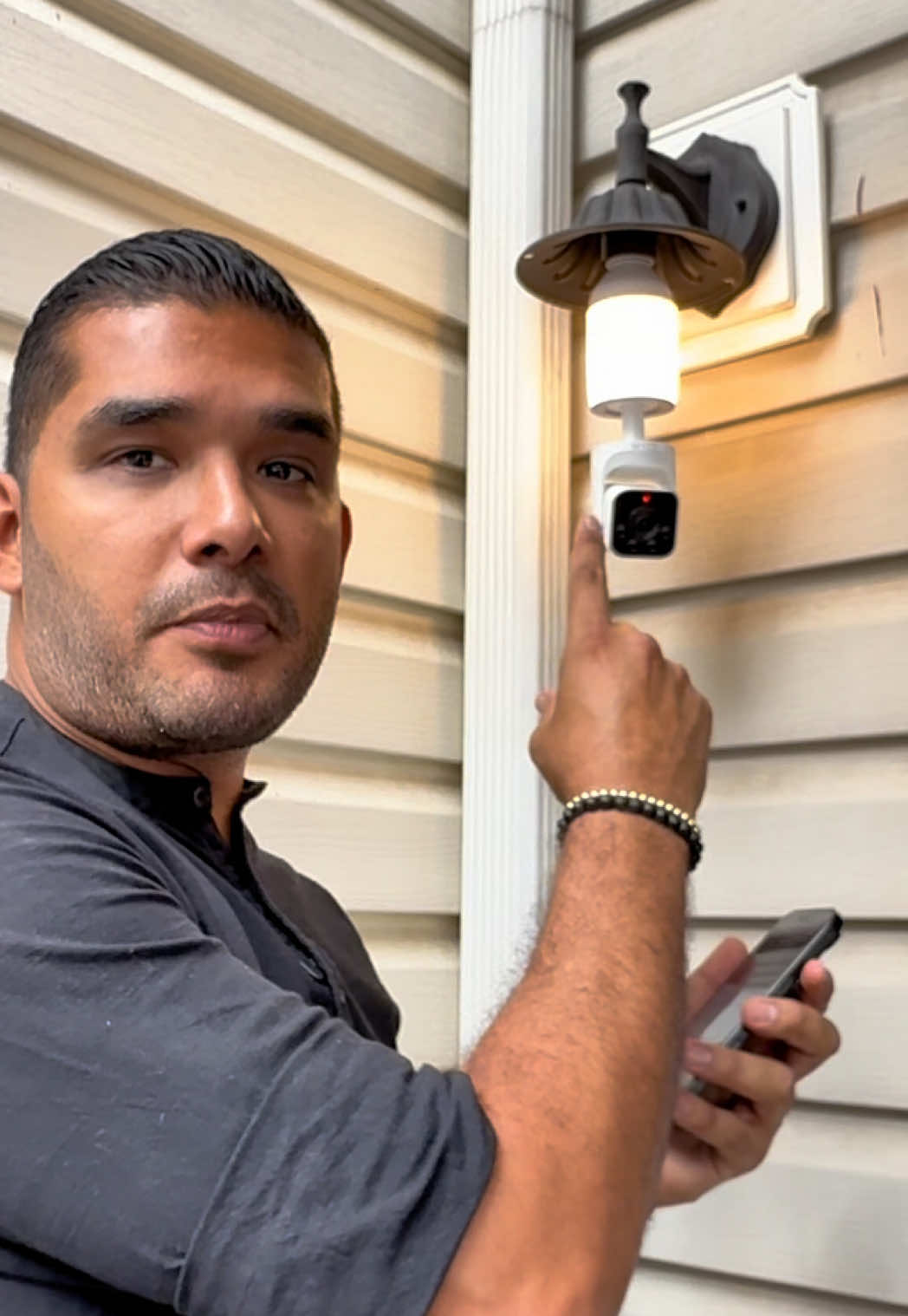 Cámara de seguridad Wyze con resolución 2K, de fácil instalación, para colocar directamente en el área de un bombillo, detecta movimiento y sonidos, visión nocturna a color, a un excelente precio #wyze #wyzecam #securitycam #TikTokShopCreatorPicks #tiktokshoplabordaysale 