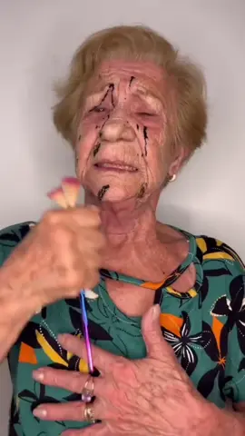 Hoje nos despedimos de Coracy Arantes. 🕊️🖤 Que aos 82 anos nos mostrou que a alegria não tem idade. Começou no TikTok em 2019, transformando sua história de luta contra a depressão em inspiração, arrancando sorrisos e espalhando leveza com cada trend que fazia. Sua luz continuará brilhando em nossos corações e nas memórias que deixou.  Descanse em paz, Cora. 🤍 #viral #tiktok #fyp #luto 