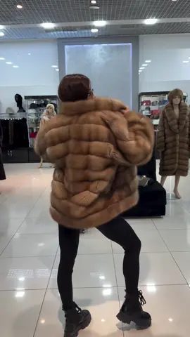 inviernofurs #abrigodepiel #pelzmantel #fourrure #pelliccia #fur 