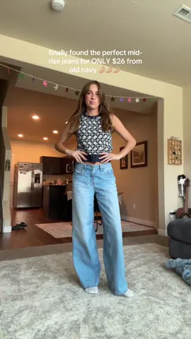 I have them in 2 washes because $26 is INSANE! Comment if you want me to dm you the link 🥰 #jeans #denim #oldnavy #onsale #slouchyjeans @Old Navy Official 