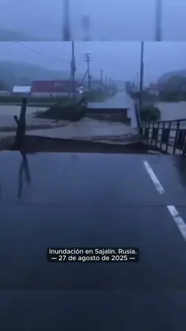 Inundación en Sajalín. Rusia. — 27 de agosto de 2025 — En el distrito de Nevelsk se declaró estado de emergencia debido a fuertes lluvias. Fueron evacuadas 37 personas, incluyendo dos niños. 69 viviendas resultaron inundadas. En 24 horas, la región recibió hasta el 70% de la norma mensual de precipitaciones. Los rescatistas continúan trabajando en la zona afectada. 🌎 Entérate sobre lo que acontece en el mundo con respecto al aumento de los desastres naturales y sus soluciones ¡Síguenos!