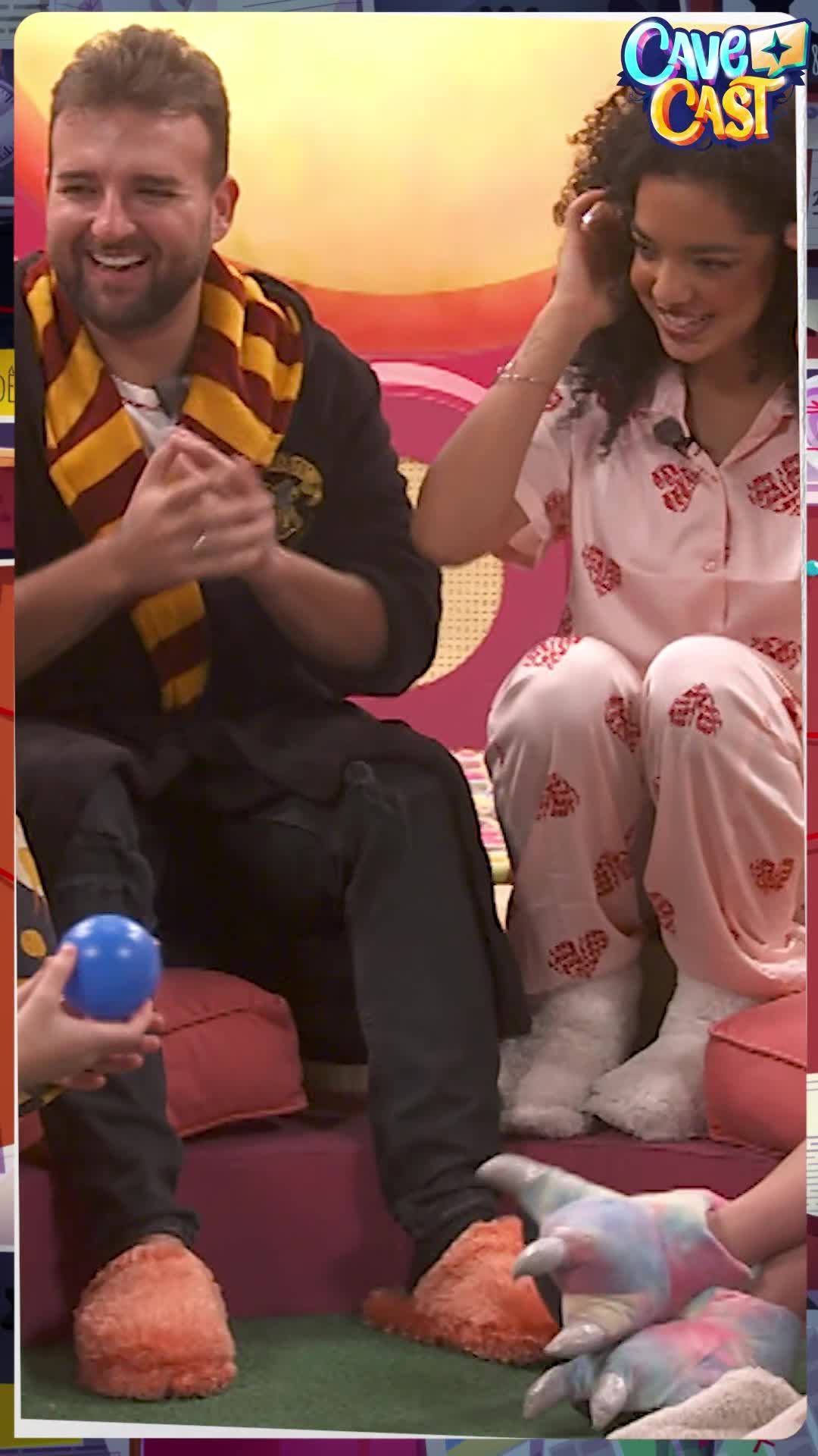 As meninas soltaram a voz na festa do Pijama do #CaveCast 💙🎙️ #ACavernaEncantada #SBT #TVZYN