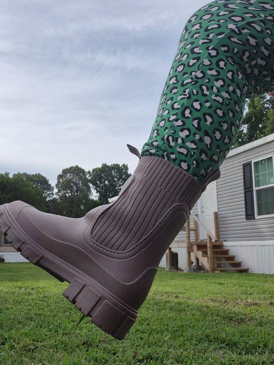 Love love these waterproof boots!!! Great for work, outfit or everyday wear!! #fallfashion #boots #waterproofboots #waterboots #boot 