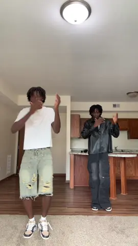 And I just can’t stop! #fypシ #viral #twin #dance #duo 