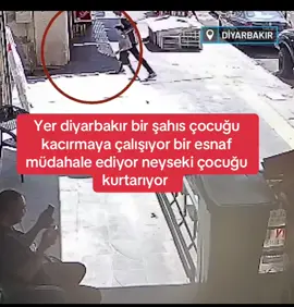 Yer diyarbakır bir şahıs çocuğu kacırmaya çalışıyor bir esnaf müdahale ediyor neyseki çocuğu kurtarıyor  #dikat #kaçırma #diyarbakır 