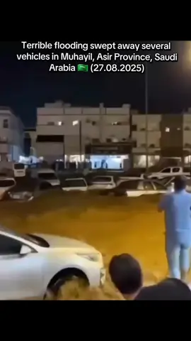 Terrible flooding swept away several vehicles in Muhayil, Asir Province, Saudi Arabia 🇸🇦 (27.08.2025) #creatorsearchinsights #saudiarabia🇸🇦 #flood #breakingnews #flooding 