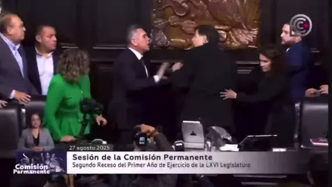 🥊🇲🇽 A golpes terminó la sesión de la Comisión Permanente La tensión política subió de nivel cuando Alejandro ‘Alito’ Moreno y Gerardo Fernández Noroña pasaron de los gritos a los empujones… y finalmente a los golpes.