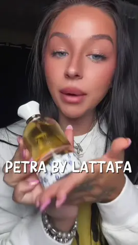 this bottle is the most elegant packaging i’ve ever seen 🥹 @BeautyHouse US #perfumetok #fragrancetok #perfumetiktok #fragrancereview #lattafaperfume 