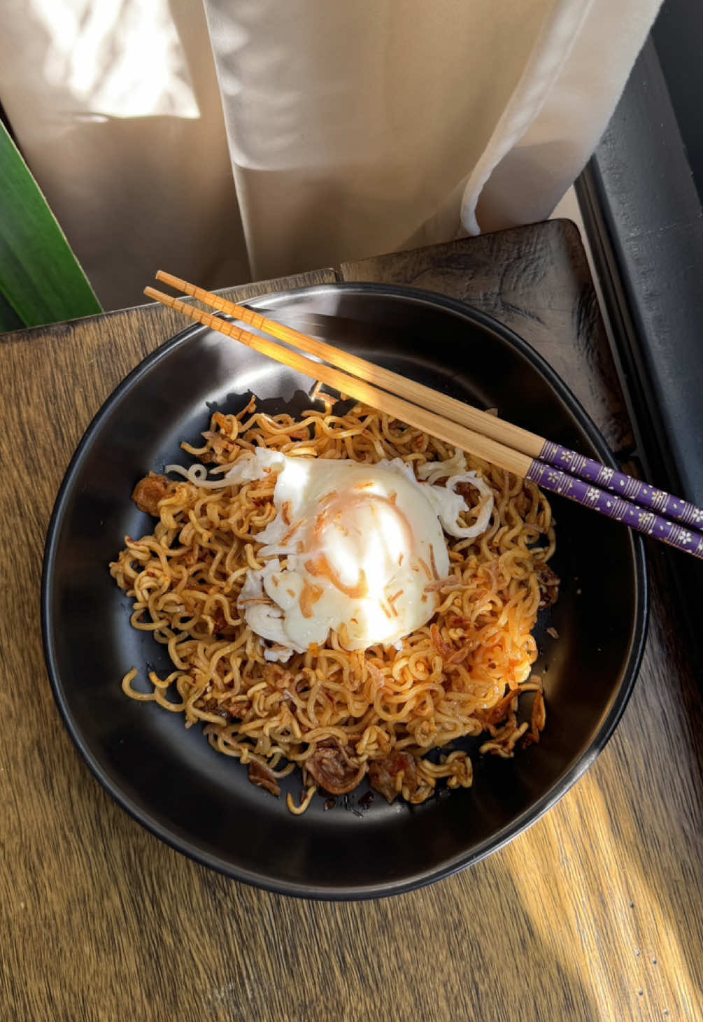 My favorite way to make Indomie!  - 1 pack of indomie mi goreng fried noodles  - @Momofuku chili crunch  - 1 egg - lemon wedge  - kecap manis  - fried onions  #indomie #friednoodles #easylunch #lunchrecipes 