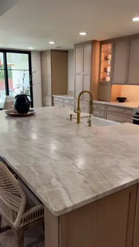 Who wouldn’t love cooking here? Taj Mahal Quartzite done right 👌🏽👨🏽‍🍳 • • • #quartzitecountertops #tajmahal #interiordesign #kitcheninspo #naturalstone 