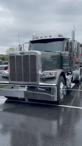 Howard Trucking 👀 #Peterbilt #semi at the Buckwild #truckshow #westminstermd #maryland #bigrigs #largecar #mactrailer #farmtrucking