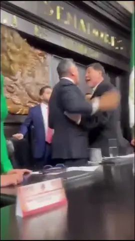 #Nacional 🇲🇽 | ¡Se armó el show en San Lázaro! 📺🥊 Ni el Himno Nacional 🎶 calmó los ánimos: Alito 🧔🏻‍♂️ y Noroña 🧔🏽‍♂️ protagonizaron un agarrón en plena sesión. La tribuna se transformó en ring 🥁, con empujones y gritos que marcaron un polémico cierre legislativo.