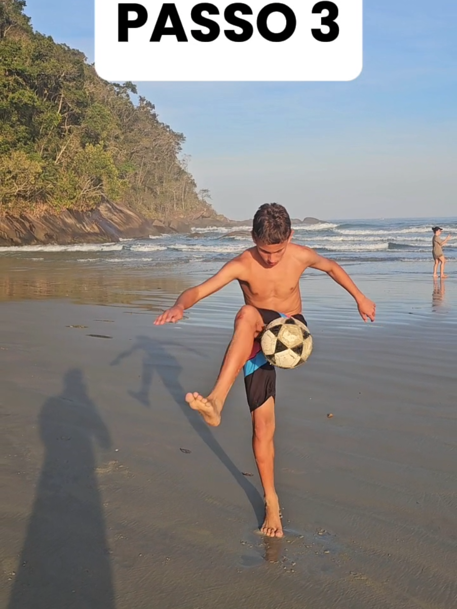 SERÁ QUE VOCÊ APRENDE 🤔 ? TUTORIAL FREESTYLE 🧙‍♂️✅️ . . . . . #tutorial #freestylefootball #futebolfreestyle #viral #futebol 