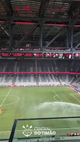 Central do Timão presente!🏴🏳️ A Central do Timão já está na Ligga Arena para acompanhar Corinthians x Athletico Paranaense. Confira como chega o Timão para este confronto de mata-mata.  📹 @_viniciuslucio / Central do Timão #centraldotimao #corinthians #sccp #vaicorinthians #timão 