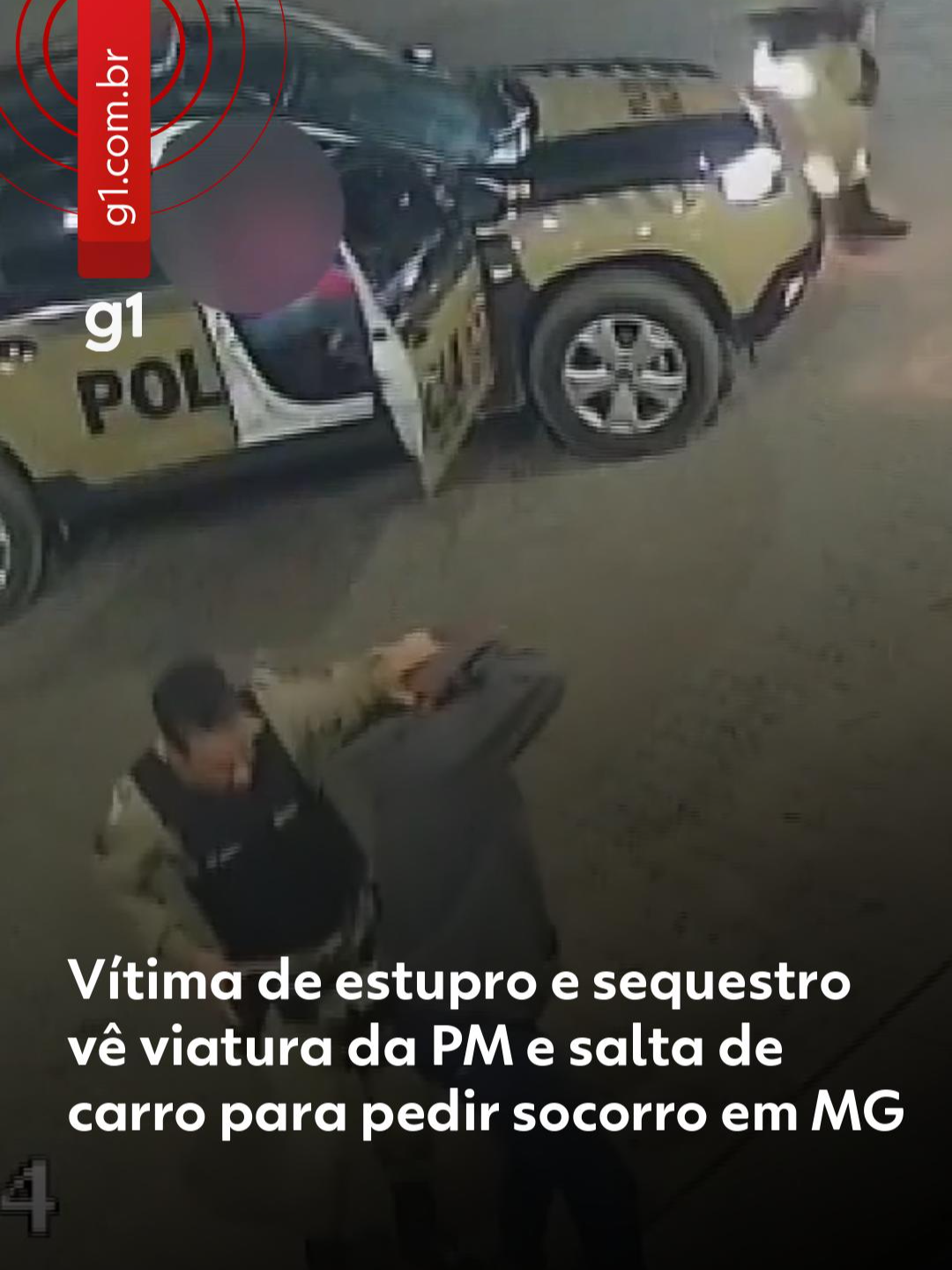 Minas Gerais - Câmeras flagraram o pedido de socorro de uma mulher que havia sido estuprada e estava sendo sequestrada pelo ex-companheiro. As cenas foram capturadas em um posto de combustíveis, localizado em Corinto, no interior de Minas Gerais. No vídeo, a vítima e o agressor aparecem em um carro que chega no local. Ele estaciona para abastecer, mas não contava que uma equipe da Polícia Militar iria chegar momento depois. As imagens mostram a mulher apreensiva, ela coloca as mãos na cabeça e chega a tirar o cinto de segurança ao notar a presença da viatura. Em vários momentos, o homem sai e volta rapidamente. Ao perceber que a viatura passa perto do automóvel, o agressor entra em seu veículo, mas não consegue impedir a ação da mulher, que abre a porta, sai correndo e entra na viatura. Na sequência, os militares agem rápido e imobilizam o homem. De acordo com o capitão Márcio Brandão, a mulher, de 28 anos, foi sequestrada pelo ex, de 35, em Conceição do Mato Dentro. Após ameaçá-la com faca e obrigá-la a entrar no veículo, ele seguia para Joaquim Felício. O homem foi levado para a delegacia da Polícia Civil, onde teve a prisão em flagrante confirmada pelos crimes de estupro, ameaça e sequestro e cárcere privado. Saiba mais sobre o caso no #g1 #mulher #minasgerais #postodegasolina #g1local #tiktoknotícias