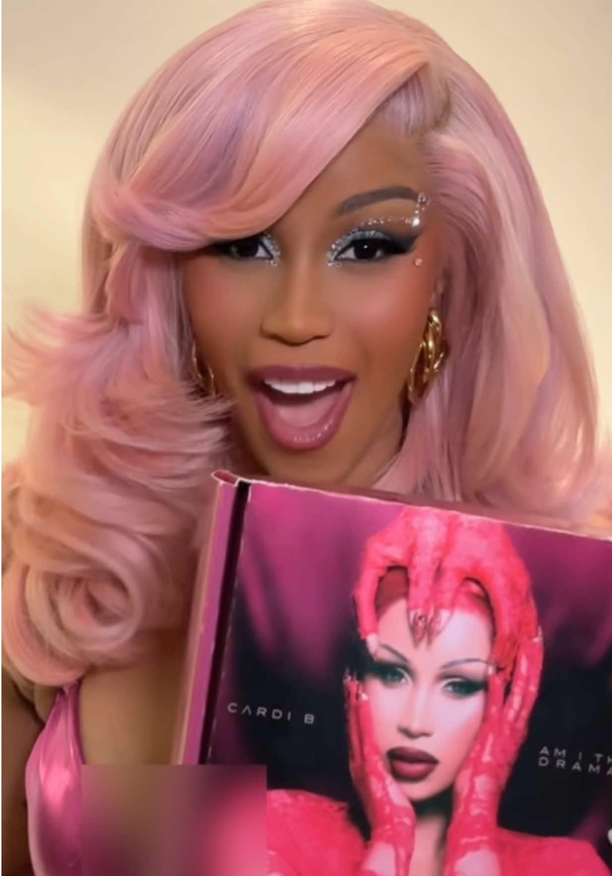 The PRETTY & PETTY boxset and alt cover for AM I THE DRAMA? are available NOW… support a working single mother of 3 and get yours now! 😂💕 LINK IN BIO