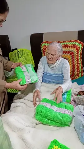 Felicidade  feliz com a chegada de mais frio pra crochê 😍😍🤗🧶🧶🧶💛🩵💚 #Vo felicidade # crochê #foryou #foryoupage #viral