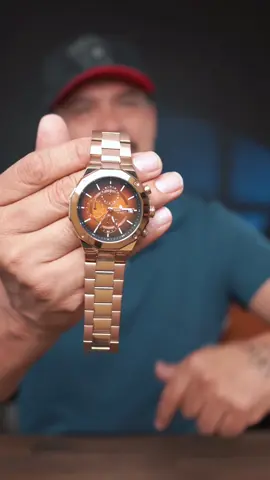 Reloj SAPPHERO Luxury para hombre en color Rose Gold, estilo cronógrafo multifunción. Diseño elegante y moderno con caja de 43mm, movimiento de cuarzo preciso y correa de acero inoxidable duradera. Ideal para uso casual, de negocios o eventos especiales. Resistente, cómodo y con un acabado premium que lo hace destacar en cualquier ocasión. #relojes #watch #accesorioshombre #modahombre