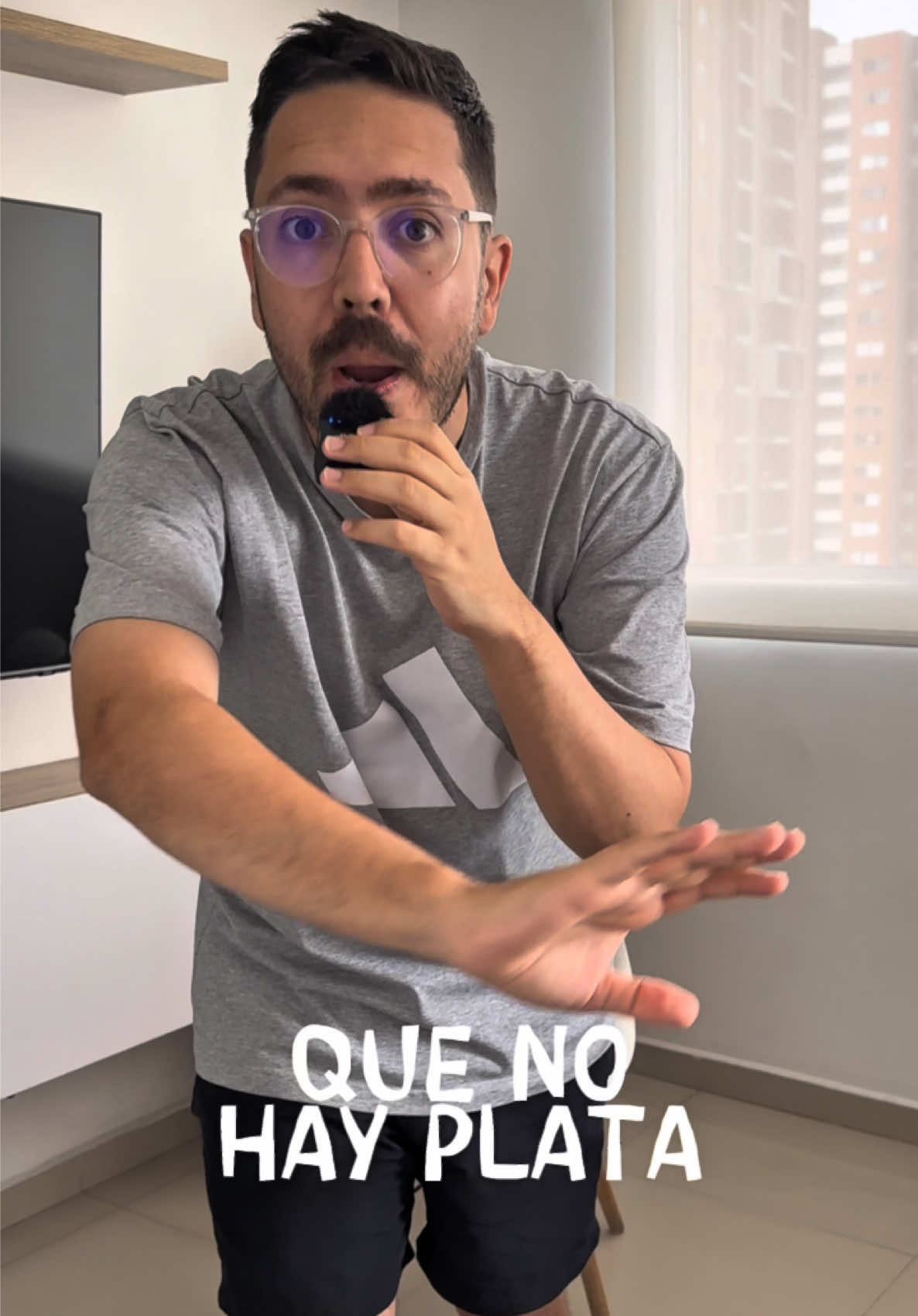 Centros comerciales llenos, filas eternas en restaurantes, gente de paseo… pero todos repiten que “no hay plata”. ¿En serio? 🤔 #centroscomerciales #plata #dinero #money 