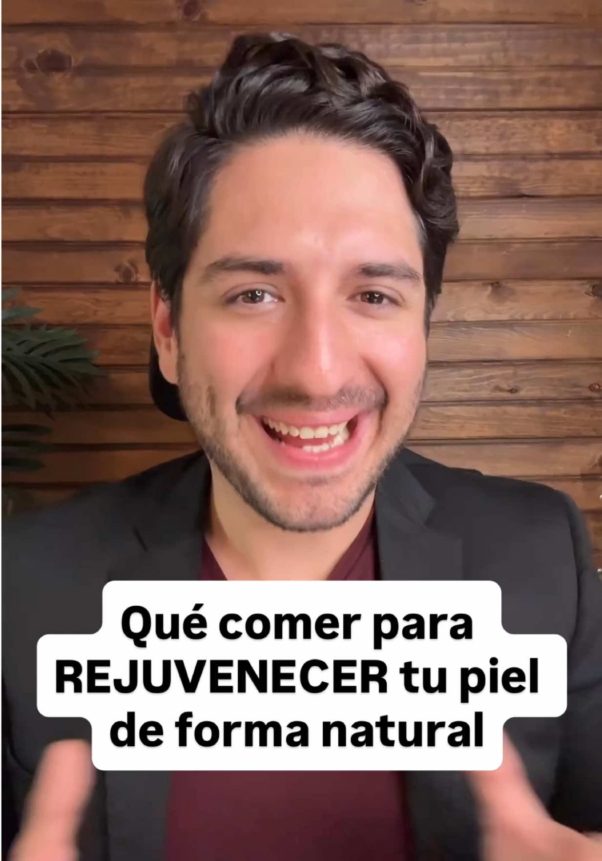 Qué comer para rejuvenecer tu piel de forma natural. Tu piel se renueva constantemente. Cada 30 días aproximadamente tienes células nuevas, y la calidad de esa renovación depende mucho de lo que comes.  La salud de la piel no es solo una cuestión de cremas o tratamientos, sino de darle a tu cuerpo los materiales correctos para construir una piel firme, brillante y con buena elasticidad. Piensa en tu piel como una construcción que necesita ladrillos, cemento y protección. Los ladrillos son las proteínas de calidad que encuentras en huevos, pescado, legumbres o carnes magras. El cemento son vitaminas y minerales como la vitamina C, el zinc o el cobre, que ayudan a unir y estabilizar esas fibras. Y la protección son los antioxidantes de frutas y verduras, que evitan que el daño diario deteriore lo que tu cuerpo ya reparó. Cuando falta alguna de estas piezas, la piel no puede mantenerse igual de fuerte. Puede tardar más en cicatrizar, perder elasticidad o mostrar arrugas antes de tiempo. Y lo más increíble, es que al ajustar tu alimentación, los cambios no tardan años en notarse: en un mes ya puedes empezar a ver una mejoría. Y no necesitas productos caros para esto. Solo poner más atención a lo que comes. E ir mejorando lo que pones en tu plato poco a poco. Cuéntame como te fue. ¡Comparte para promover el verdadero cuidado de la piel! Y sígueme para cuidar mejor tu salud. #piel #pielsana #pielsaludable #saluddelapiel #cuidadodelapiel 