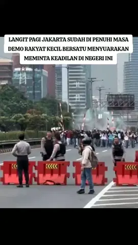 langit pagi jakarta sudah di penuhi rakyat kecil bersatu meminta keadilan di negeri ini #medan #demodpr #hanturimbapapua #benderaonepiece #fypviral 