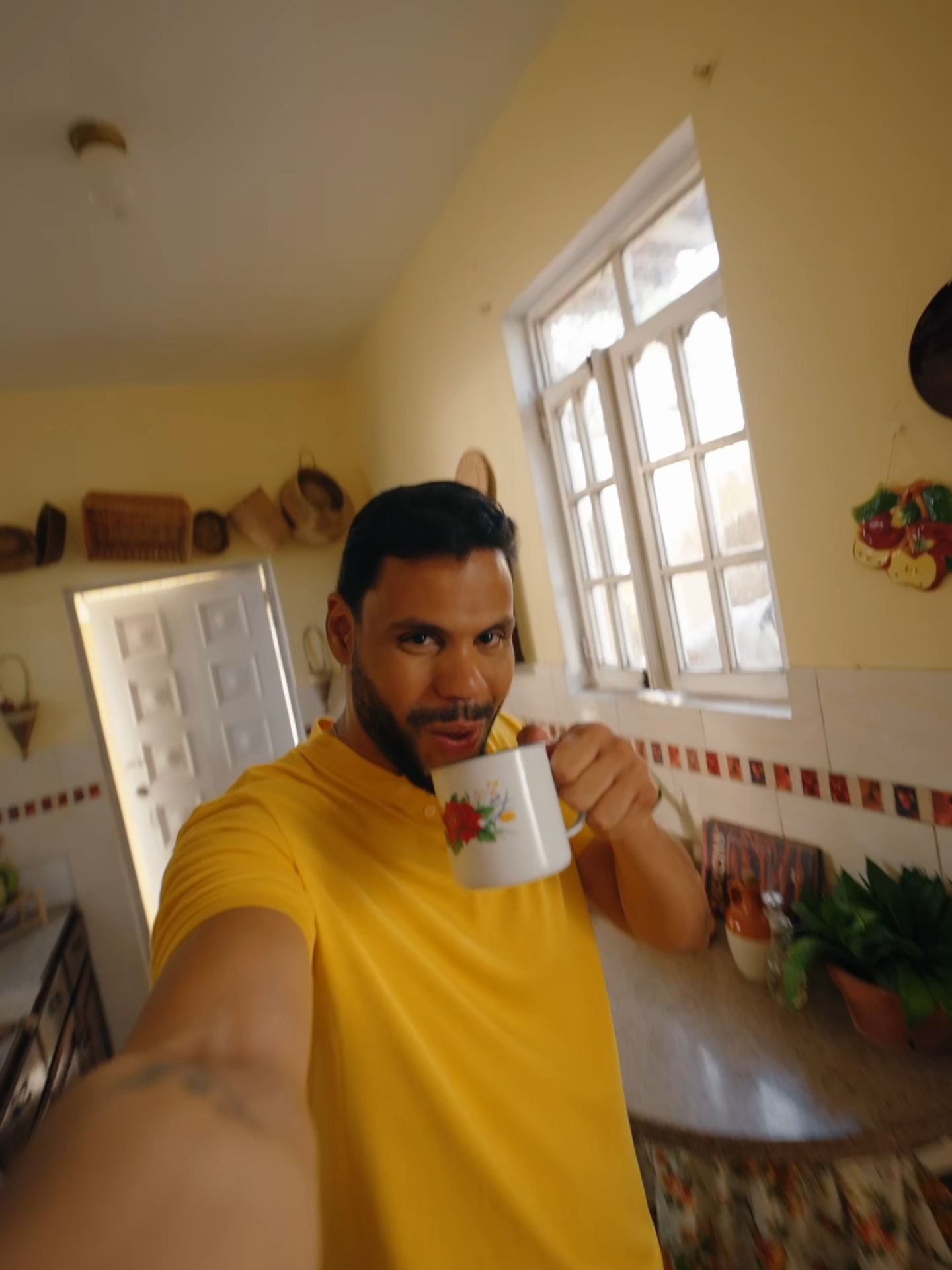 ¡Aquí no preguntamos si hay café, preguntamos ¿Yaa colaaarooon? - Café Cibao, intensamente dominicano ¡Somos intensos! Y estamos orgullosos de serlo, Lo estamos, porque nos gozamos cada momento. Somos intensos, porque aquí no preguntamos si hay café, preguntamos ¿Yaa colaaarooon? y nos pasamos la tarde entera con el vecino poniéndonos al día. Y así es nuestro día a día Único, y cercano. Disfrutamos tomar un café, tan intenso y real como nosotros. Café Cibao, Intensamente Dominicano #dominican #dominicana #dominicana🇩🇴 #coffee #coffeelover #cafe #cafecibao #cibao🇩🇴