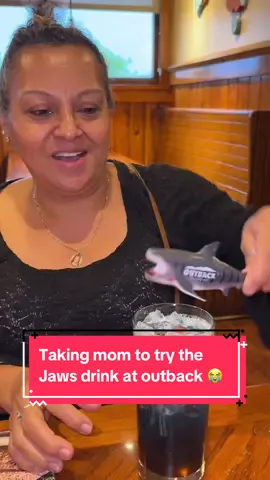 The Jaws drink is definitely a must 😭🔥 #fy #fyp #f #fypシ #foryou #fypシ゚viral #foryoupage #xyzbca #trending #trend #tiktok #parati #joke #funny #hispanic #hispanicsbelike #lol #prank #family #food @Outback Steakhouse 