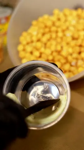 A sensação do momento chegou na Pop Queen! ✨  Nossa Pipoca no Pote é super recheada, com cardápio exclusivo e aquele sabor que já conquistou a rede vizinha 🔥  Será que estamos diante do novo morango do amor? 🍓🍿  Vem provar a pipoca mais hypada e entender o porquê desse sucesso!  Solicite o nosso cardápio exclusivo e faça sua encomenda! #fy #foryou #foryoupage  #pipoca #pipocadeninho #pipocanopote #pipocagourmet 