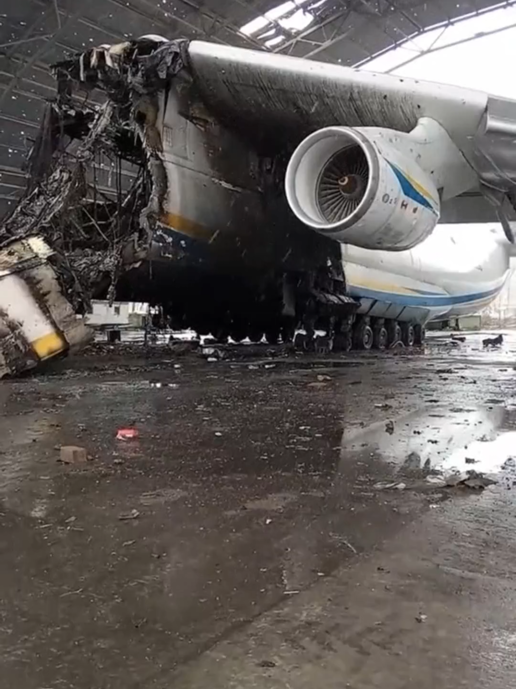 Antonov An-225 Mriya adalah pesawat kargo terbesar di dunia, hanya ada satu unit yang pernah dibuat. Dibangun di Ukraina pada tahun 1980-an, pesawat ini jadi simbol kejayaan teknologi aviasi. Sayangnya, pada tahun 2022, pesawat legendaris ini hancur saat konflik melanda Ukraina. Kehilangan Mriya bukan hanya duka bagi Ukraina, tapi juga bagi dunia penerbangan. #viralvideo #tech #viral #fakta #fyp 