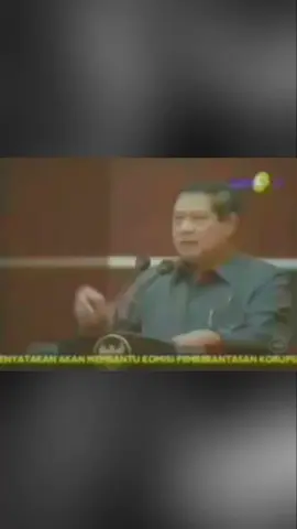 Susilo Bambang Yudhoyono, atau yang lebih dikenal sebagai SBY, adalah Presiden keenam Republik Indonesia yang menjabat selama dua periode, dari tahun 2004 hingga 2014.  SBY lahir di Pacitan, Jawa Timur, pada 9 September 1949. Ayahnya, R. Soekotjo, adalah seorang pensiunan letnan satu, sedangkan ibunya, Sitti Habibah, adalah putri seorang pendiri Pondok Pesantren Tremas. SBY lulus dari Akademi Angkatan Bersenjata Republik Indonesia (Akabri) pada tahun 1973 dengan penghargaan Adhi Makayasa sebagai lulusan terbaik. Ia kemudian mengikuti berbagai pendidikan militer, termasuk di Amerika Serikat, dan menjabat sebagai Komandan Peleton III di Kompi Senapan A, Batalyon Infanteri Lintas Udara 330/Tri Dharma, Kostrad. SBY menjadi Presiden Indonesia pertama yang dipilih secara langsung oleh rakyat pada tahun 2004. Ia berpasangan dengan Jusuf Kalla sebagai Wakil Presiden dan memenangi pemilu dengan perolehan suara di atas 60%. Pada tahun 2009, SBY kembali terpilih sebagai Presiden untuk periode kedua, kali ini berpasangan dengan Boediono sebagai Wakil Presiden. Selama masa pemerintahannya, SBY menekankan stabilitas politik dan ekonomi. Ia juga aktif dalam berbagai forum internasional, termasuk dalam isu-isu lingkungan dan kesehatan global. Beberapa kebijakan penting yang diambil oleh SBY antara lain mengurangi subsidi dengan menaikkan harga Bahan Bakar Minyak (BBM) dan meningkatkan anggaran pertahanan Indonesia. SBY telah menerima berbagai penghargaan, baik dari dalam negeri maupun luar negeri, termasuk Bintang Maha Putera Utama, Bintang Asia dari BusinessWeek, dan gelar doktor kehormatan dari berbagai universitas terkemuka di dunia. Setelah menyelesaikan masa jabatannya sebagai Presiden, SBY tetap aktif dalam dunia politik dan sosial. Ia mendirikan Yayasan Yudhoyono yang fokus pada peningkatan kualitas pendidikan di Indonesia dan sering memberikan pandangan dan nasihat kepada para pemimpin muda. #fyp #creatorsearchinsights #history #presiden #sby 