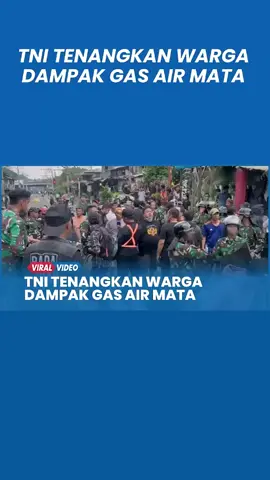TNI TENANGKAN WARGA DAMPAK GAS AIR MATA Gas air mata membuat warga Petamburan panik. TNI turun tangan, menenangkan massa dan memberi bantuan di tengah kekacauan. Di balik asap dan ricuh, hadir kepedulian yang menegaskan: kemanusiaan tak boleh hilang. #DemoDPR  #TNI #BreakingNews #viral #fyp 