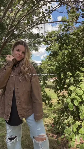 Viral brown denim jacket – the perfect fall layering piece that goes with everything! This affordable dupe gives you the vintage denim look with a modern oversized fit. Dress it up with boots or keep it casual with jeans – TikTok’s favorite brown denim jacket is finally back in stock. Grab it before it sells out again!