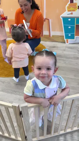 Todos los días viéndola en la tele y pudimos conocerla en persona! La felicidad de mi bebé 🥰🧡 @Aprende Peque 
