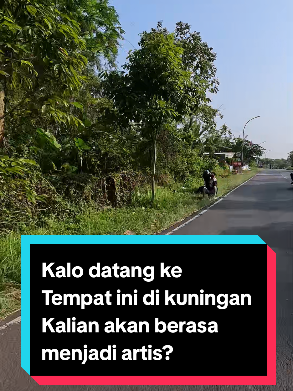Kalo kalian Datang ke Tempat ini kalian bakalan Berasa Menjadi Seorang Artis? ini adalah jalan baru lingkar timur atau biasa di sebut jalan baru sampora, dan jika kalian datang di minggu pagi disini banyak banget fotografer yang akan memotret kalian yang sedang naik motor.. ini juga tempat anak muda kuningan mengekspresikan diri nya lewat kendaraan yang mereka punya dan banyak juga komunitas roda 2 yang berkumpul di minggu pagi atau biasa di sebut Sunmori di JB Sampora.. siapa nih yang udh pernah sunmori disini? 📍Sangkanmulya, Kec. Cigandamekar, Kabupaten Kuningan, Jawa Barat 45556 #dimanakitu? 