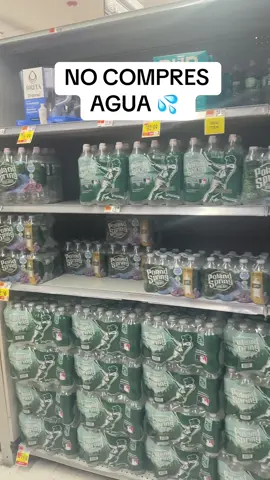 Sígueme en @bisonotips para más consejos. No compres agua hasta que conozcas el significado secreto de los colores de las tapas de las botellas. El blanco significa agua procesada, el azul es agua de manantial, el negro es alcalina y el verde es saborizada.  #tips #lifehacks #lifetips #water #groceries 