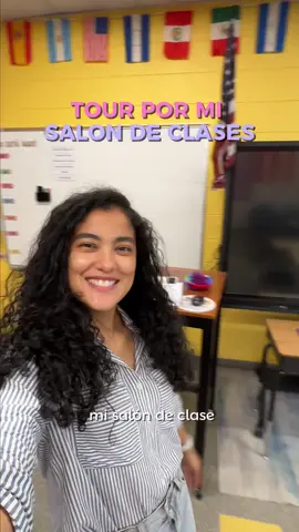 ¿Qué te parece mi salón de clases? 🏫✨ ¿Qué es lo que más te gusta? 😍 👌 A mí me encanta cómo se ven los trabajos de la clase en el bulletin board Los estudiantes lo usan muchísimo y se ve increíble 💡📚 Pero, ni Dios lo quiera, si el próximo año me cambian de salón… ¡No quiero estar quitando y poniendo todo otra vez! 😅 Por eso estoy pensando DESDE YA en hacer un display fácil de mover, rodar y cambiar 🛋️🎨 Así los trabajos siempre se ven geniales, sin complicaciones. ¿Tienes alguna idea para mi?🤔 ¡Te leo en los comentarios! 💭💖 #teachertips #classroomdecor #spanishteacher 