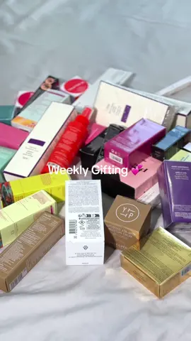 Welcome to another week, another gifting!!  This weeks gifts: 1. YSL highlighter  2. Tower28 mascara 3. Cerave eye cream 4. Finery Madame perfume  5. Hard Candy primer 6. Good Molecules serum 7. Benefit cosmetics brow pencil Closes 09/04  Disclaimer: there’s is no association or partnership with any brand shown in this video  #fyp #makeup #gifting #perfume #musthave #ysl #tower28 #cerave #benefitcosmetics 