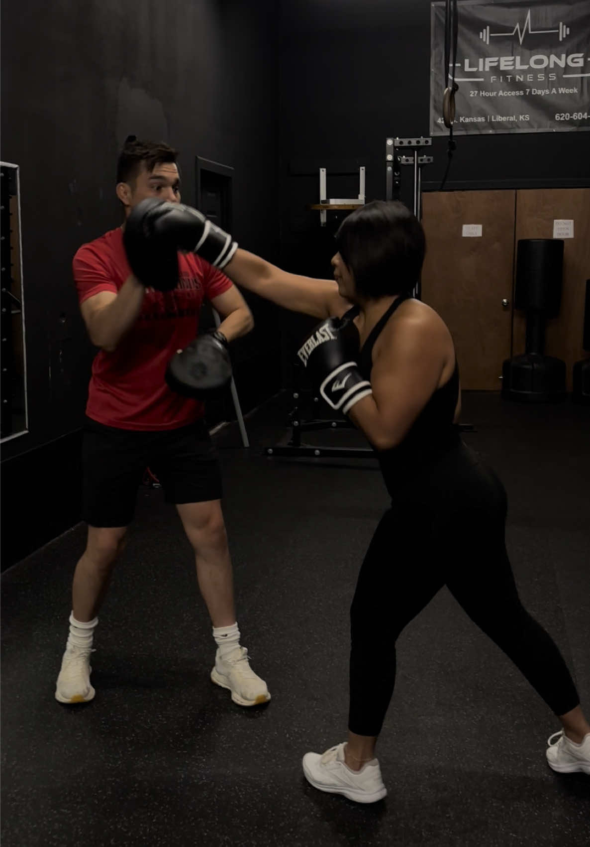 this was only her 3rd training session and she’s already amazing 🥹🩷 #moms #boxing #training #blowthisup #foryou 