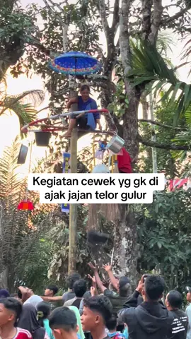 Gk diajak jajan telur gulung kita panjat pinang aja gk siih 😂😂 #panjatpinang #telurgulung #fyp #viral 