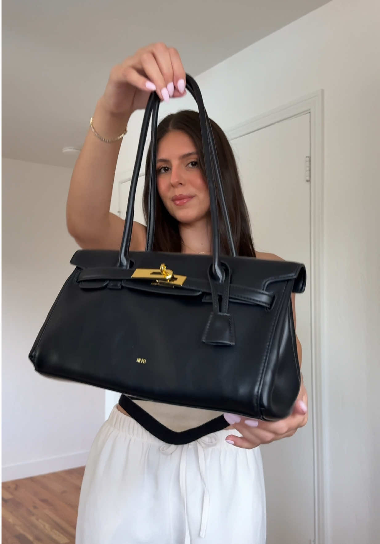 She’s perfect 👛✨@JW PEI #jwpei #jwpeiyara #bagoftheday #purse #newbag 