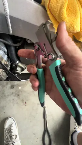 Auto Fastener Clip Removal Pliers - Heavy-Duty Metal Quick-Release Tool, Non-Destructive Removal Tool for Fasteners and Clips, Automotive Repair Specialized Tool, Essential Outdoor Emergency Tool  Anti-Slip Design: Equipped with a non-slip handle that conforms to the natural grip, enhancing control and precision. Compact and Portable: Ultra-short 6.88 inches length and slim body design for easy one-handed operation and storage in tight spaces. Damage-Free Disassembly: Features a self-locking snap system that ensures precise and safe removal without causing damage to surfaces. Durable Material: Constructed with high-quality aluminum alloy for long-lasting use and resistance to wear. Ease of Use: Designed for simplicity, allowing both beginners and experts to handle effortlessly. Versatile Use: Suitable for a wide range of applications including automotive repairs and outdoor emergencies.