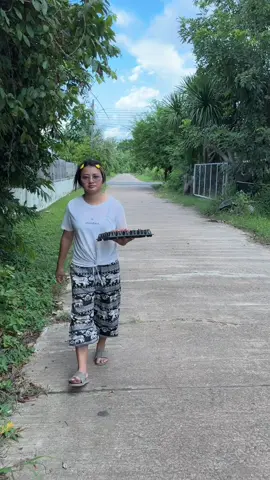 เกือบแม่นถืกค้อน🤣 #อิสานมักม่วน #คอนเทนต์ขำๆ