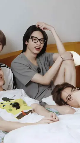 ดูนั่ง เราสนิทกันขนาดนี้แล้วสินะเพื่อน 55555555555 #NEXnattakit #BUSbecauseofyouishine 
