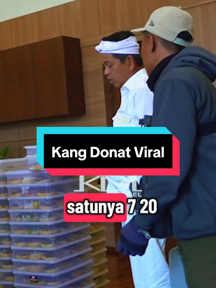 Kang dedi mulyadi bersama kang donat viral. KDM borong donat dari mang donat yang lagi viral karena sering berbagi donatnya kepada anak-anak dan orang lain tanpa beli. sc. : dedimulyadiofficial tiktok #kangdonat #donat #dedimulyadi #kangdedimulyadi #donatviral 