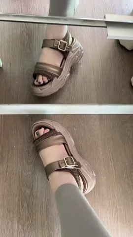 Aura signature ini Ringan & Empuk cocok buat seharian! Modelnya cantik mewah dikaki ya 😍 cuss CO now sebelum kehabisannn.. #reviewjujur #sandalwanita #nadilastuff #wibgajian #fypシ゚viral 